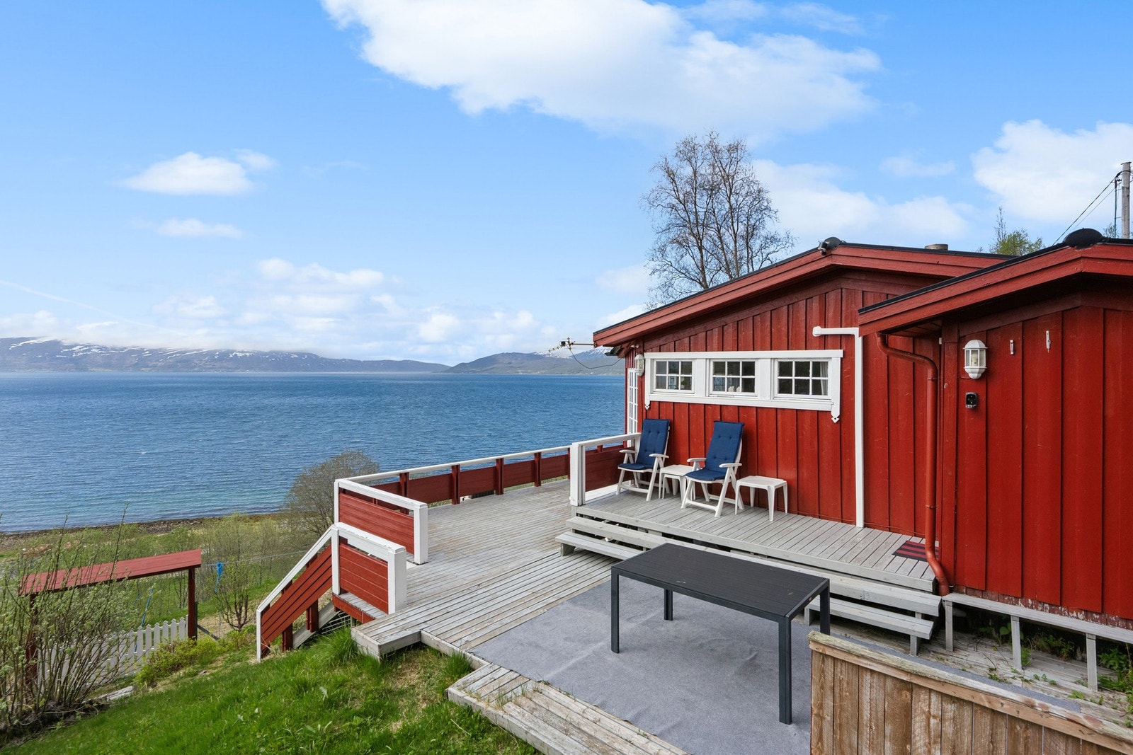 Uteplassen er bygget i impregnerte trekonstruksjoner og har god plass til flere sittegrupper. Galleribilde
