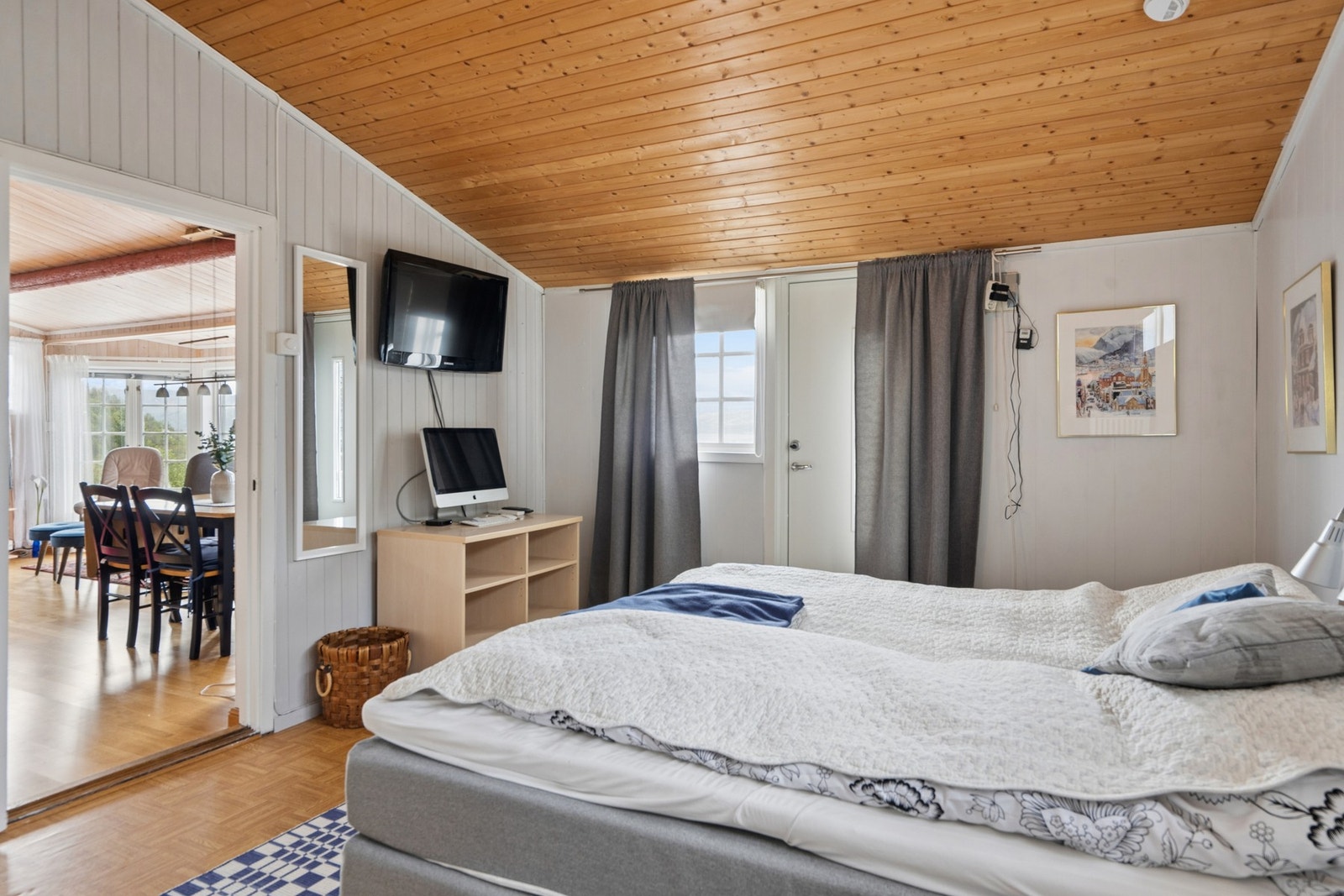Soverommet har en praktisk plassering med adkomst fra stuen. Galleribilde