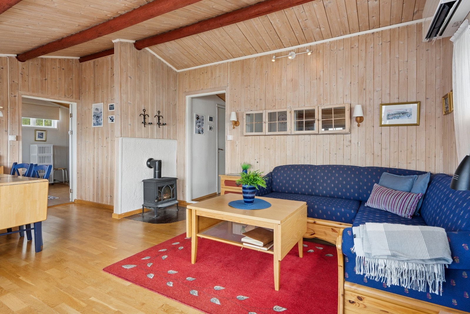 Ildsted i stuen gir ekstra varme og hygge på kalde dager. Galleribilde