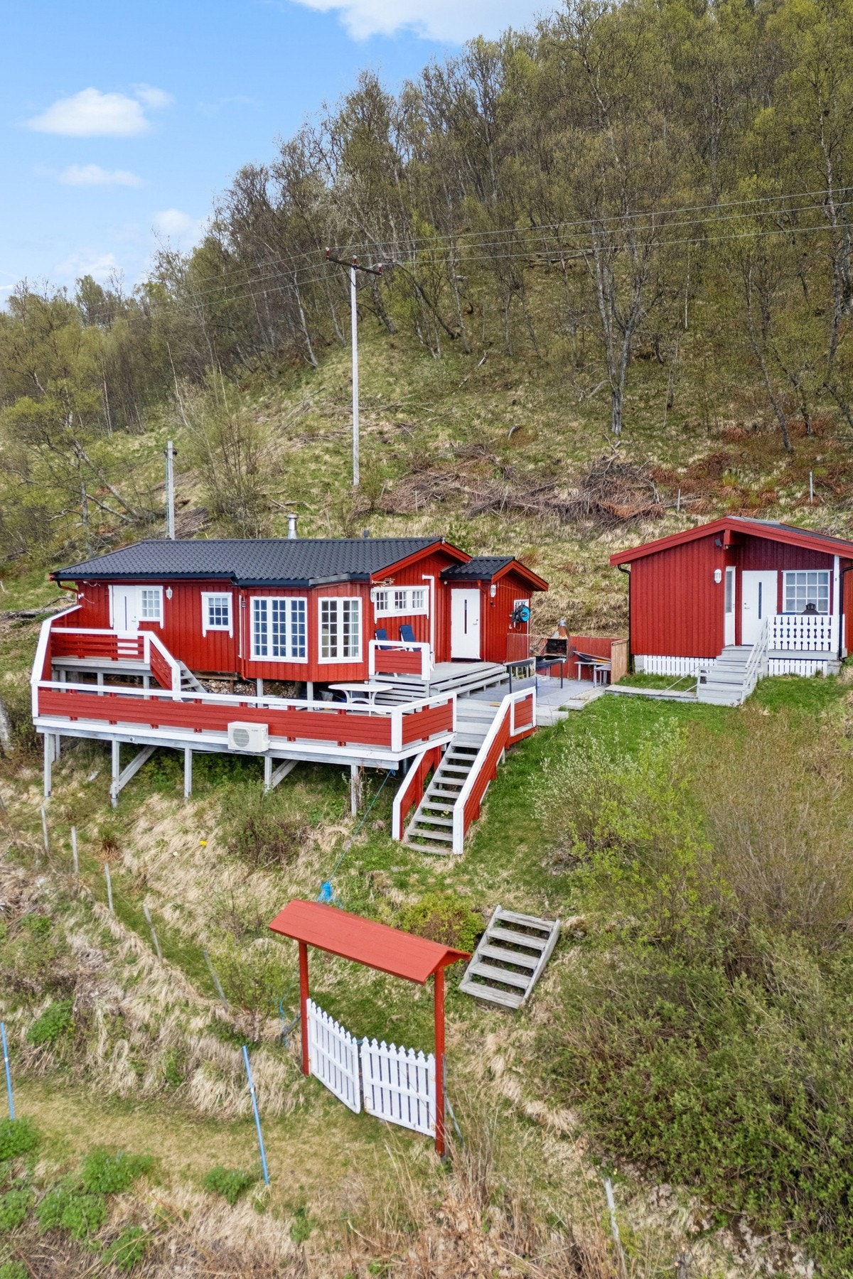 Fasaden har stående bordkledning. En luft-til-luft varmepumpe fra 2019 bidrar til en effektiv oppvarming. Galleribilde