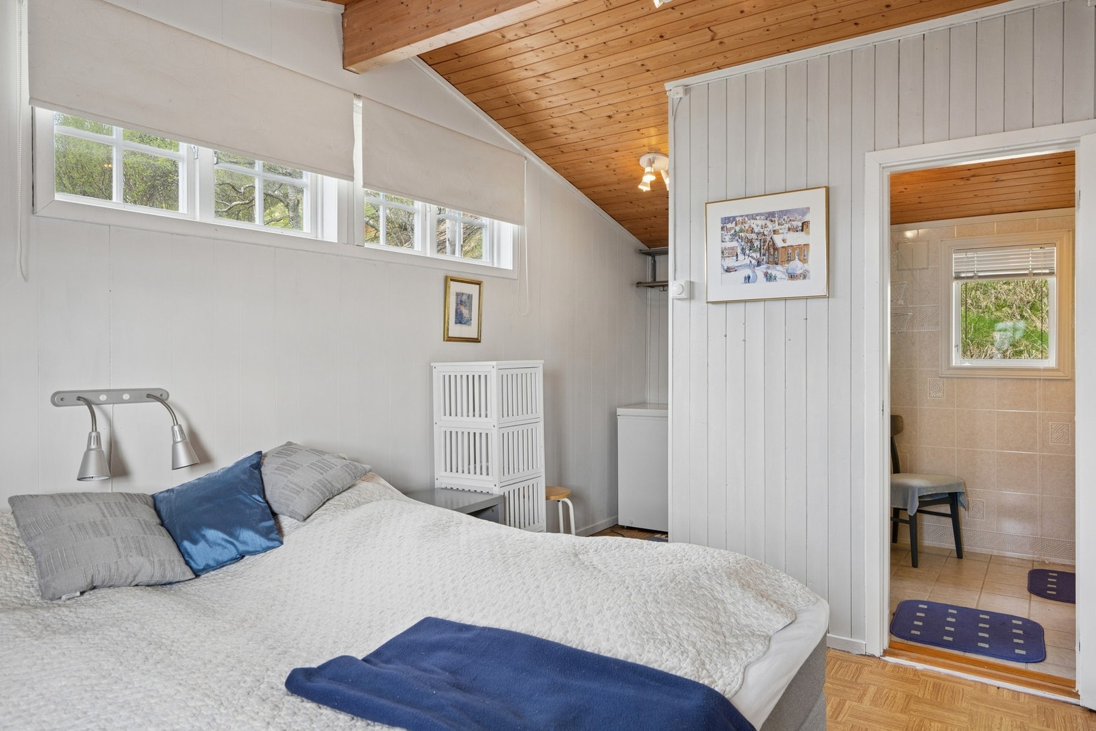 Overflater med panel i himling og belegg på gulv. Galleribilde