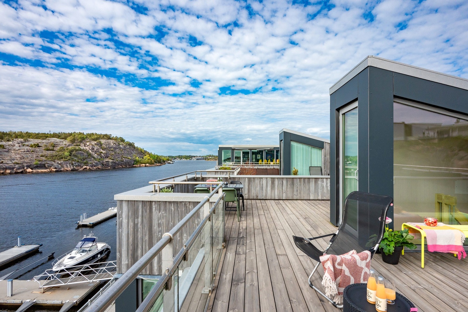 Fra terrassen oppleves nærheten til sjøen som helt unik. Utsikten strekker seg mot svaberg, båtliv og vakker skjærgård. Galleribilde