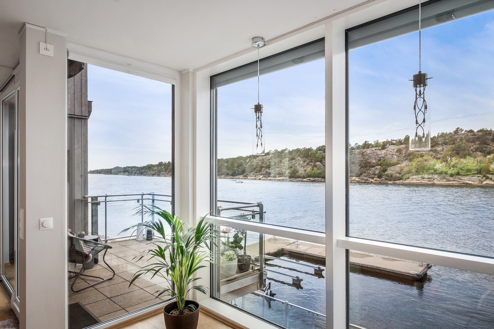 Fra stuen er det direkte utgang til solrik balkong med flott utsikt mot sjø og nærområder. Galleribilde