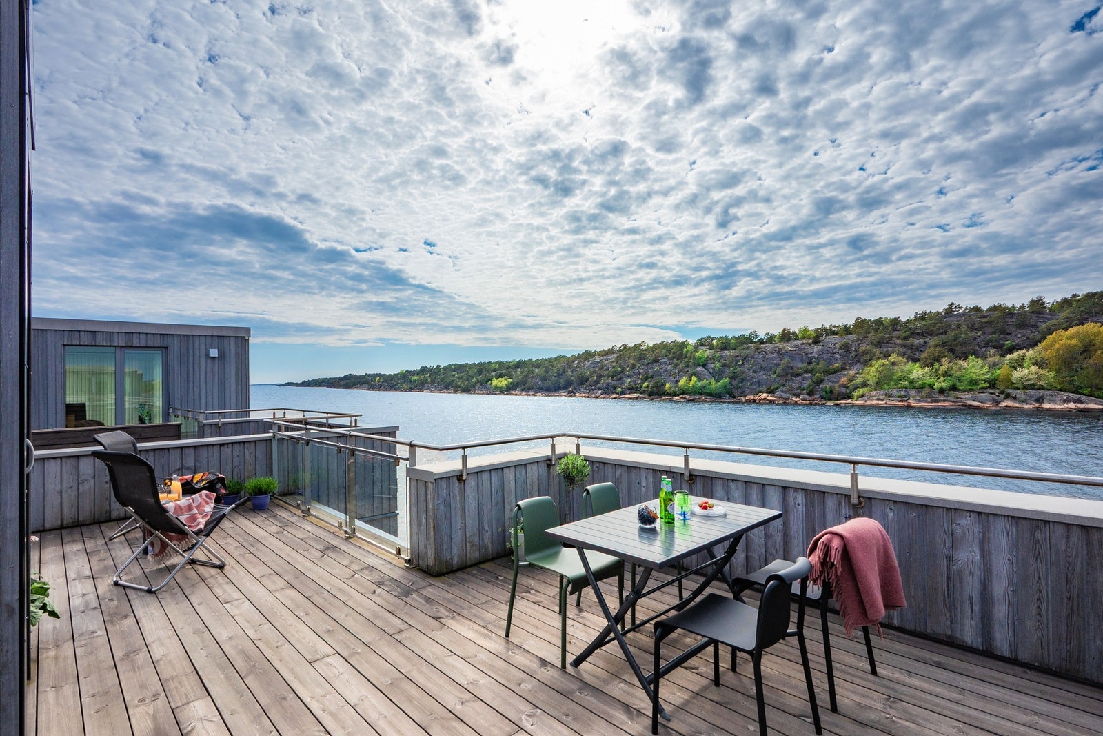 Den store takterrassen byr på svært gode solforhold og god plass til flere sittegrupper. Galleribilde
