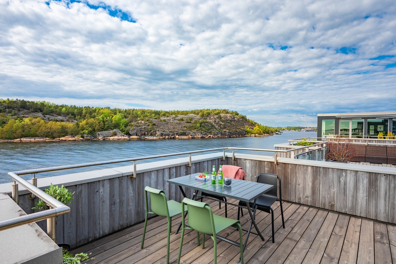 Solrike uteplasser gjør det enkelt å nyte lange sommerdager i maritime omgivelser. Galleribilde