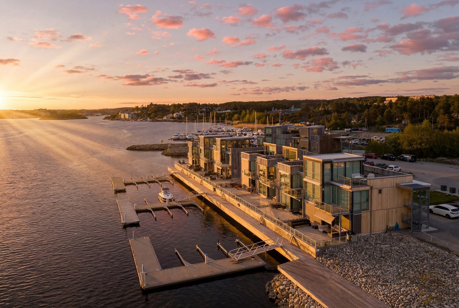 En sjelden beliggenhet helt i vannkanten på Tankodden med stor privat takterrasse, båtplass og panoramautsikt mot skjærgården. Galleribilde