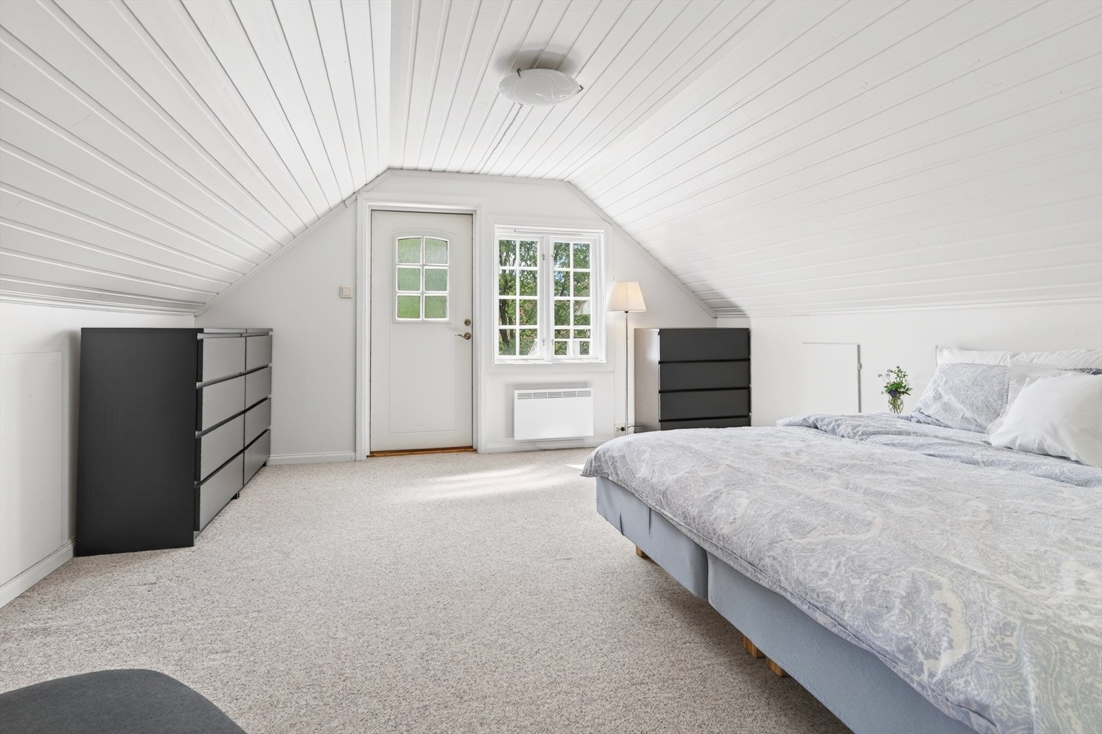 Det ene soverommet på loftet har direkte utgang til en balkong på 11 m². Galleribilde