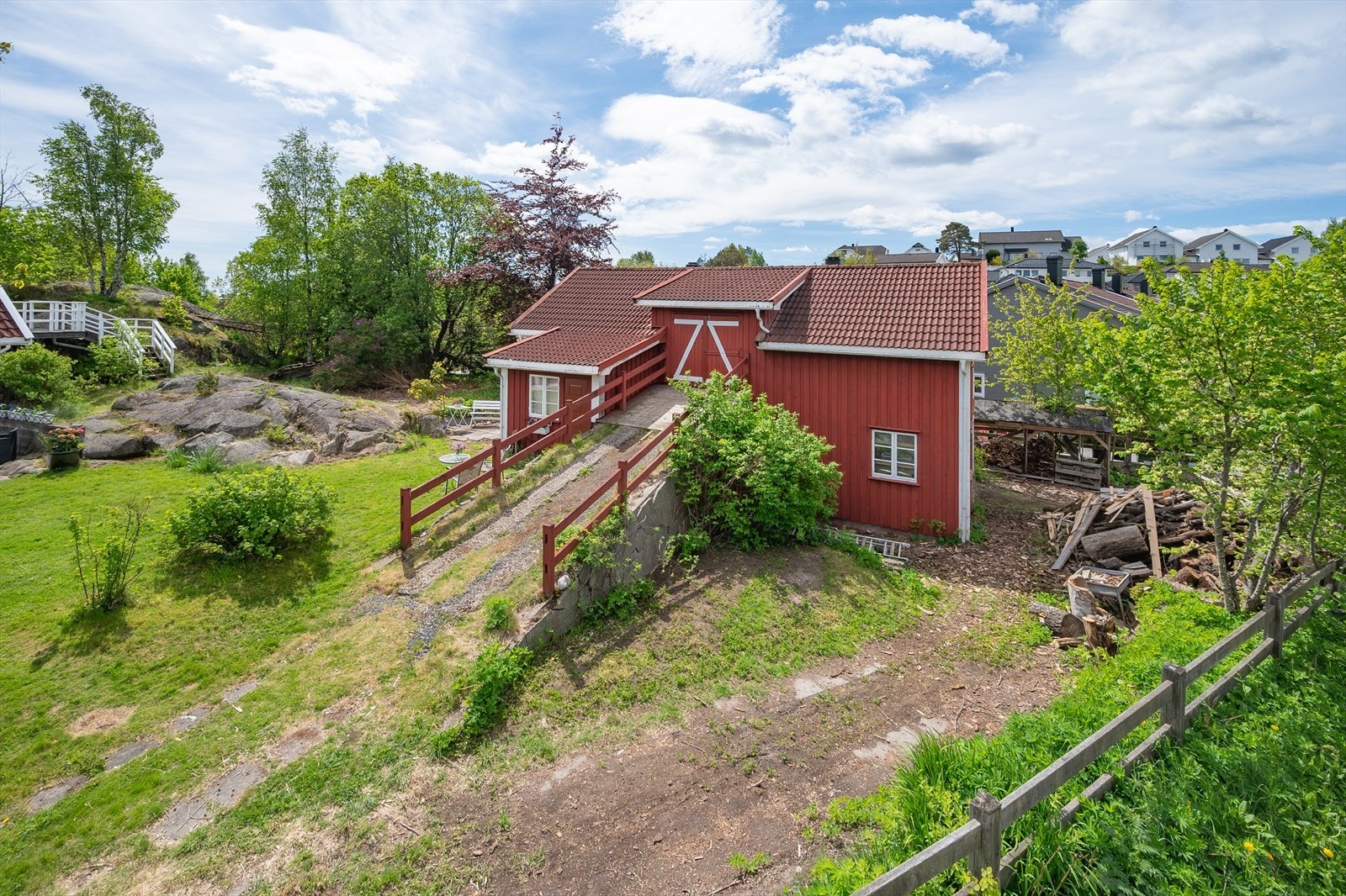 Uthuset er oppført i tradisjonell stil som passer godt inn på tunet. Galleribilde