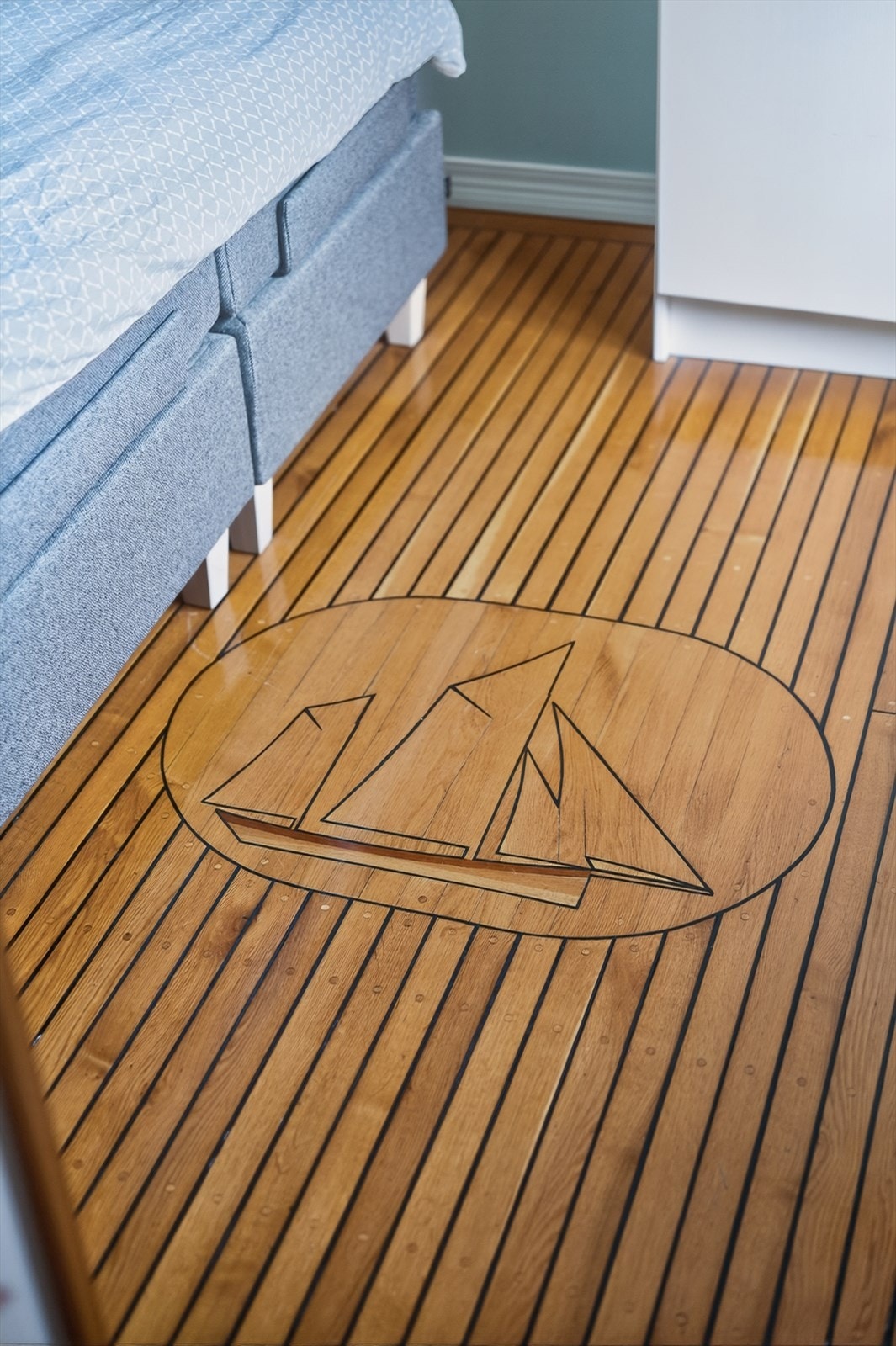 En artig detalj er skipsgulvet med innfelt seilskutemotiv. Galleribilde