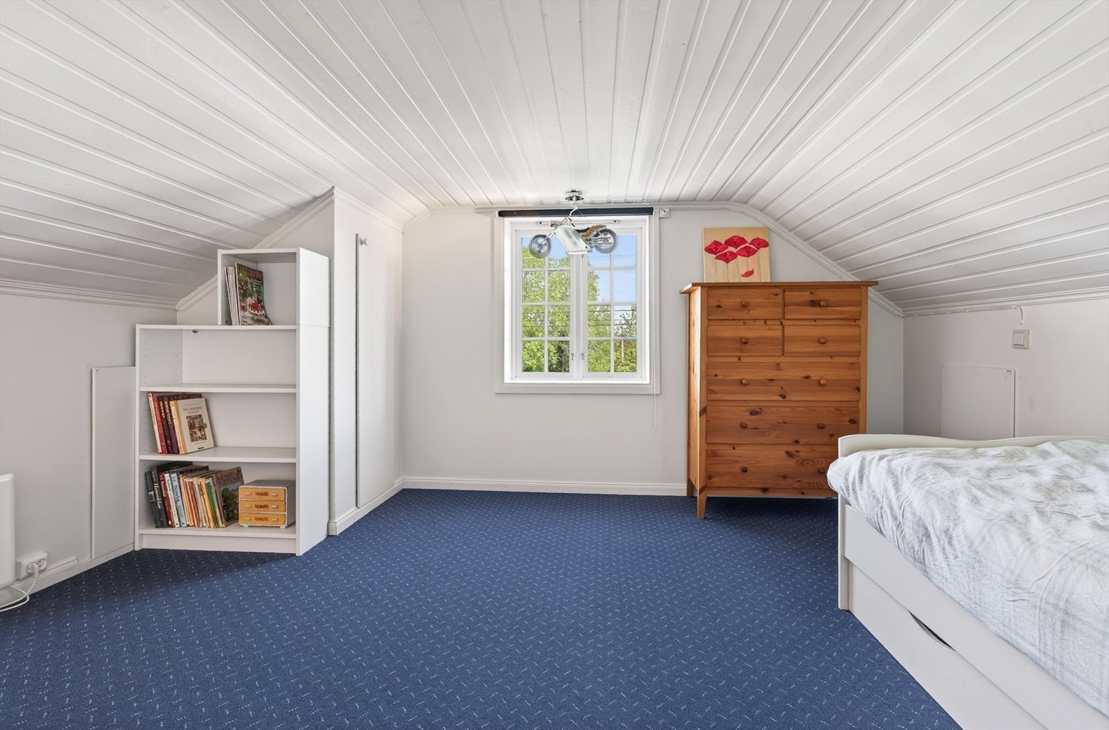 Det andre soverommet på loftet er også av god størrelse (noe lav takhøyde), med plass til seng og oppbevaring. Galleribilde