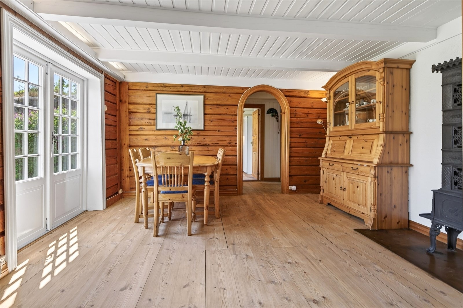 I tillegg til peisen er det også en etasjeovn i stuen. Galleribilde