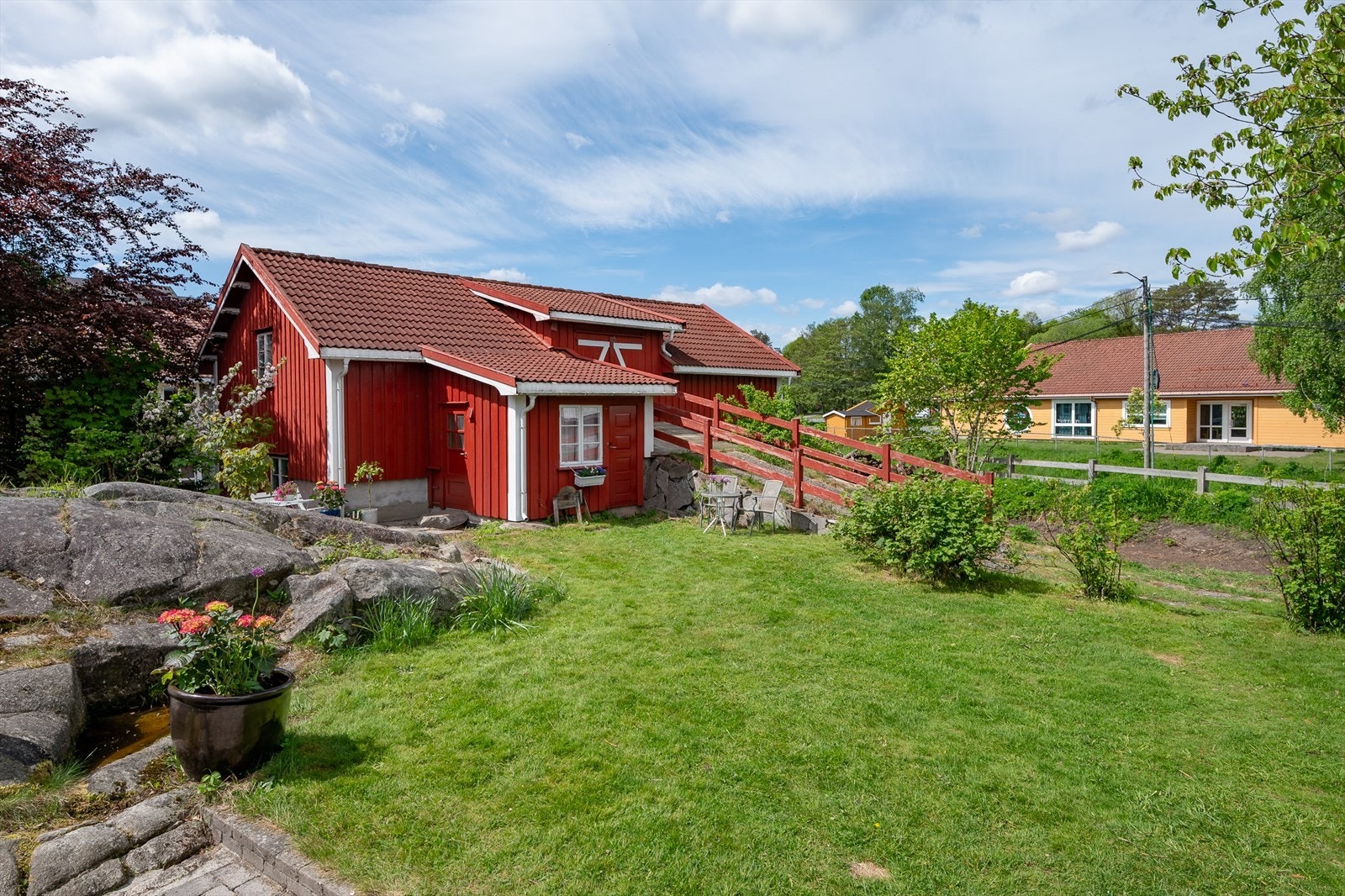 Tunet mellom bolighuset og uthuset. Galleribilde