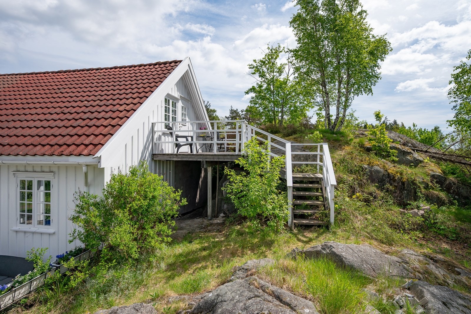 Balkongen ut fra loftet fører ned til hagen. Galleribilde