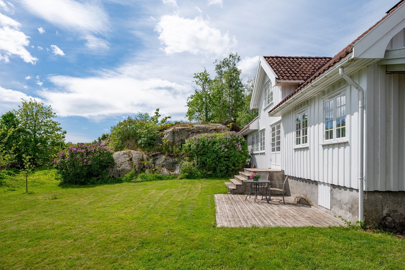 Uteplass på en terrasse på 33 m² med adkomst fra stuen. Galleribilde