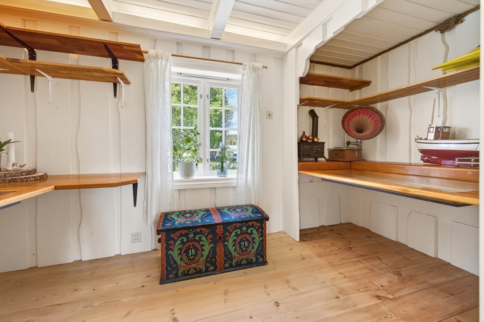 Praktisk rom i første etasje, i dag benyttet som kontor. Galleribilde