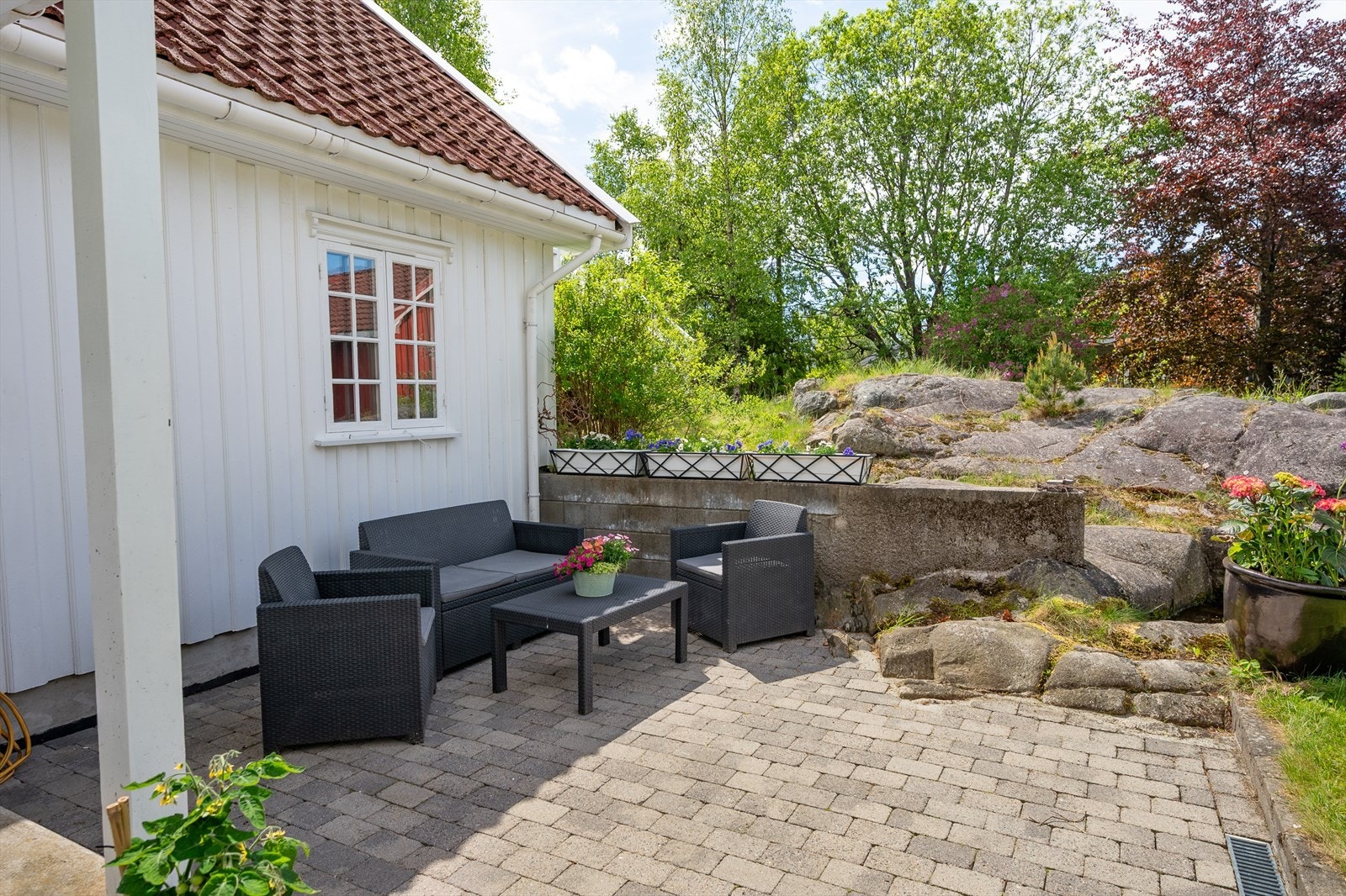 En annen uteplass med belegningsstein ved inngangspartiet. Galleribilde