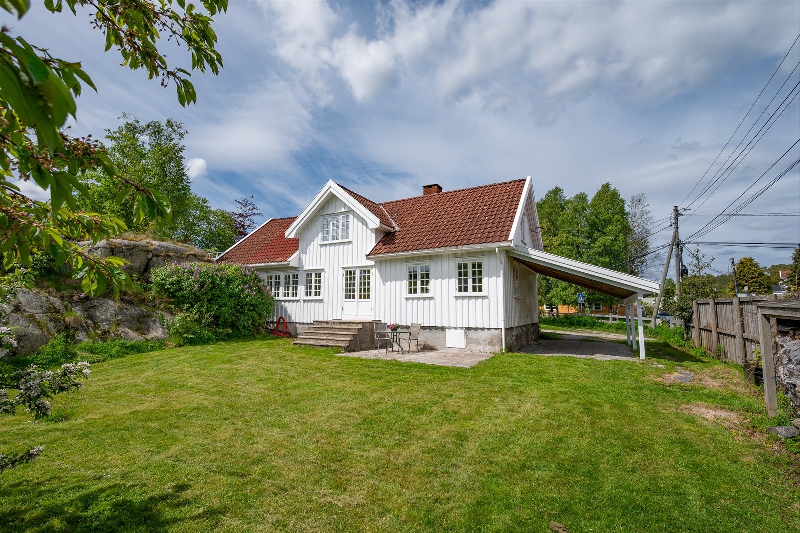 Sjarmerende enebolig med tømmerkonstruksjon og et stort, separat uthus med verksted og garasje. Galleribilde