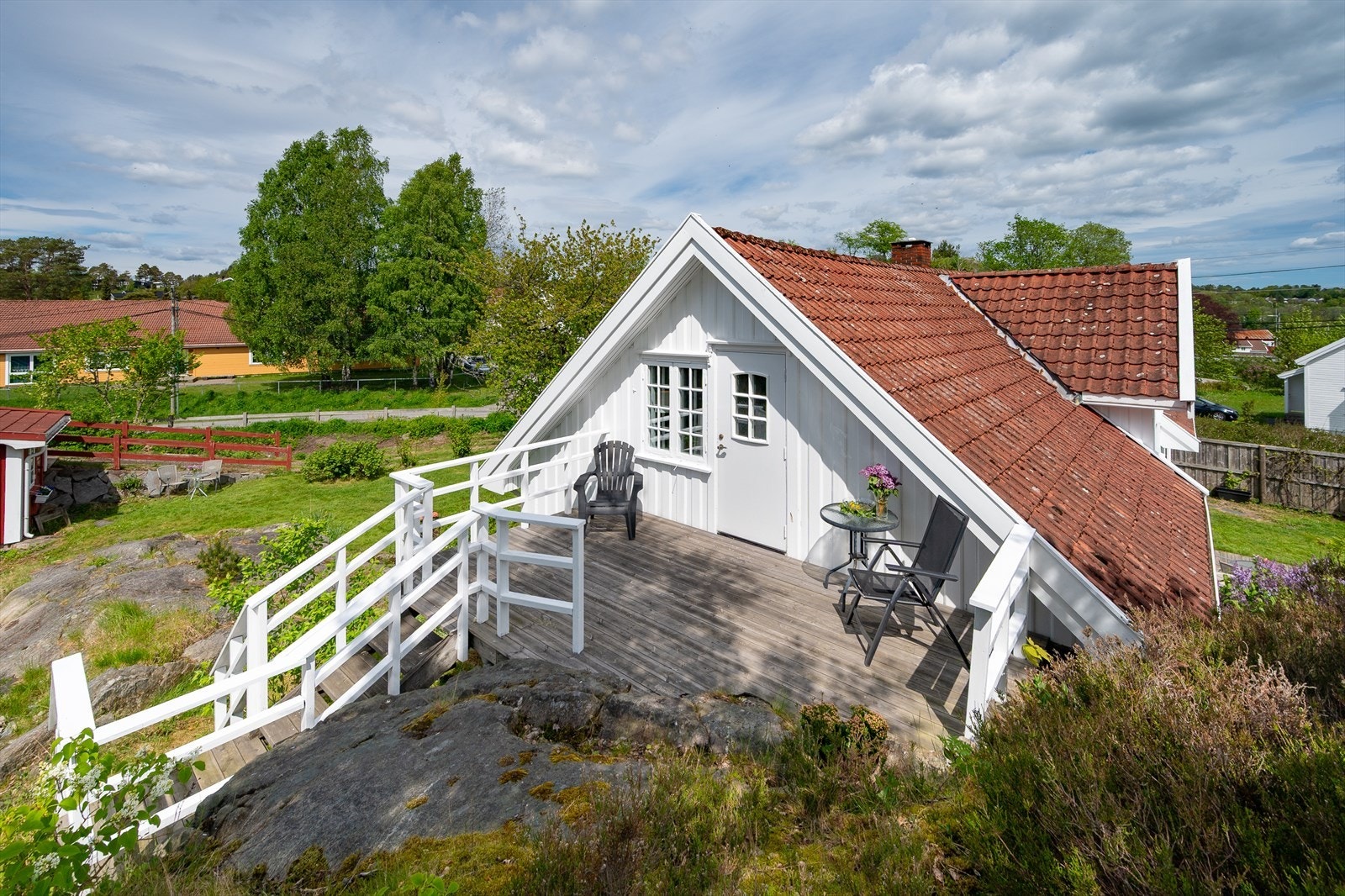 Fra balkongen er det utsikt over nærområdet. Galleribilde