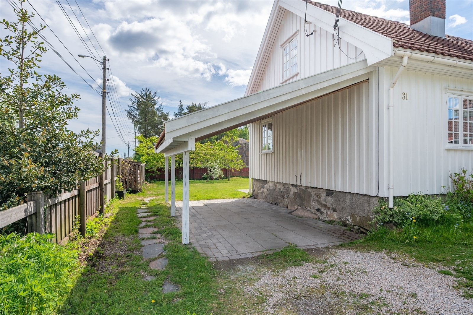 Praktisk carport i tilknytning til boligen. Galleribilde