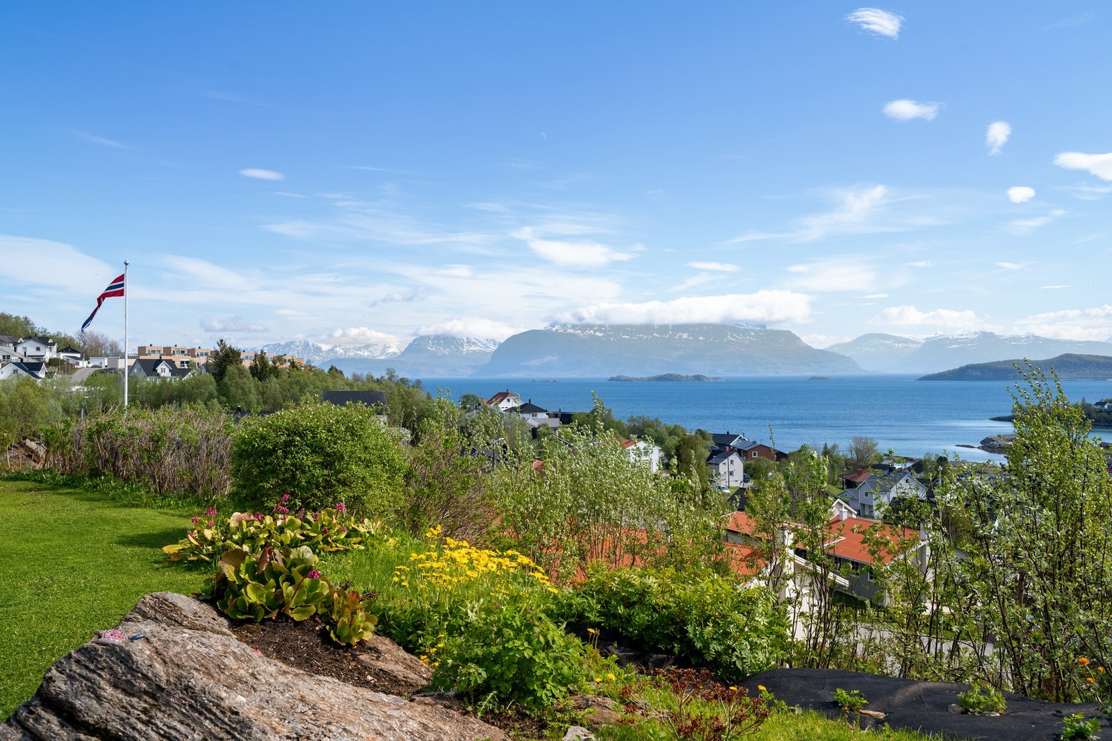 Eiendommen gir panoramautsikt uten forstyrrelser! Du har i tillegg marka som nærmeste nabo, rett på baksiden av boligen Galleribilde