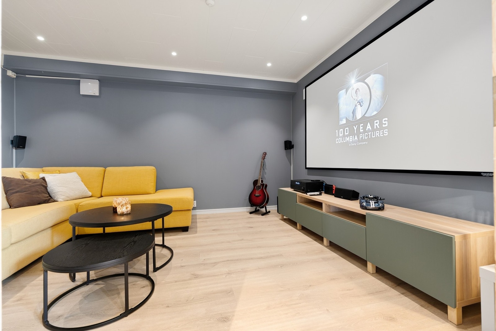 Rom innredet til tv-stue Galleribilde