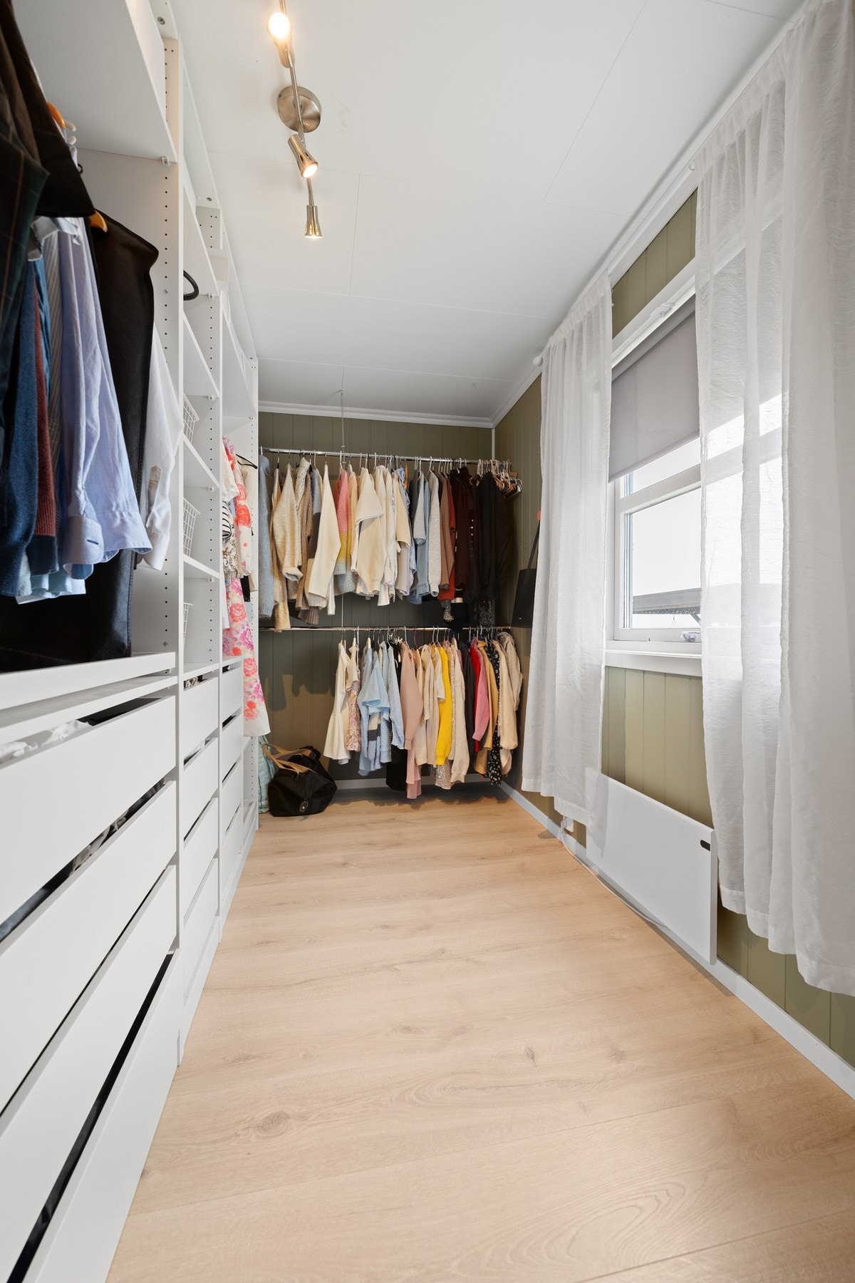 Et soverom er innredet som walk-in garderobe Galleribilde