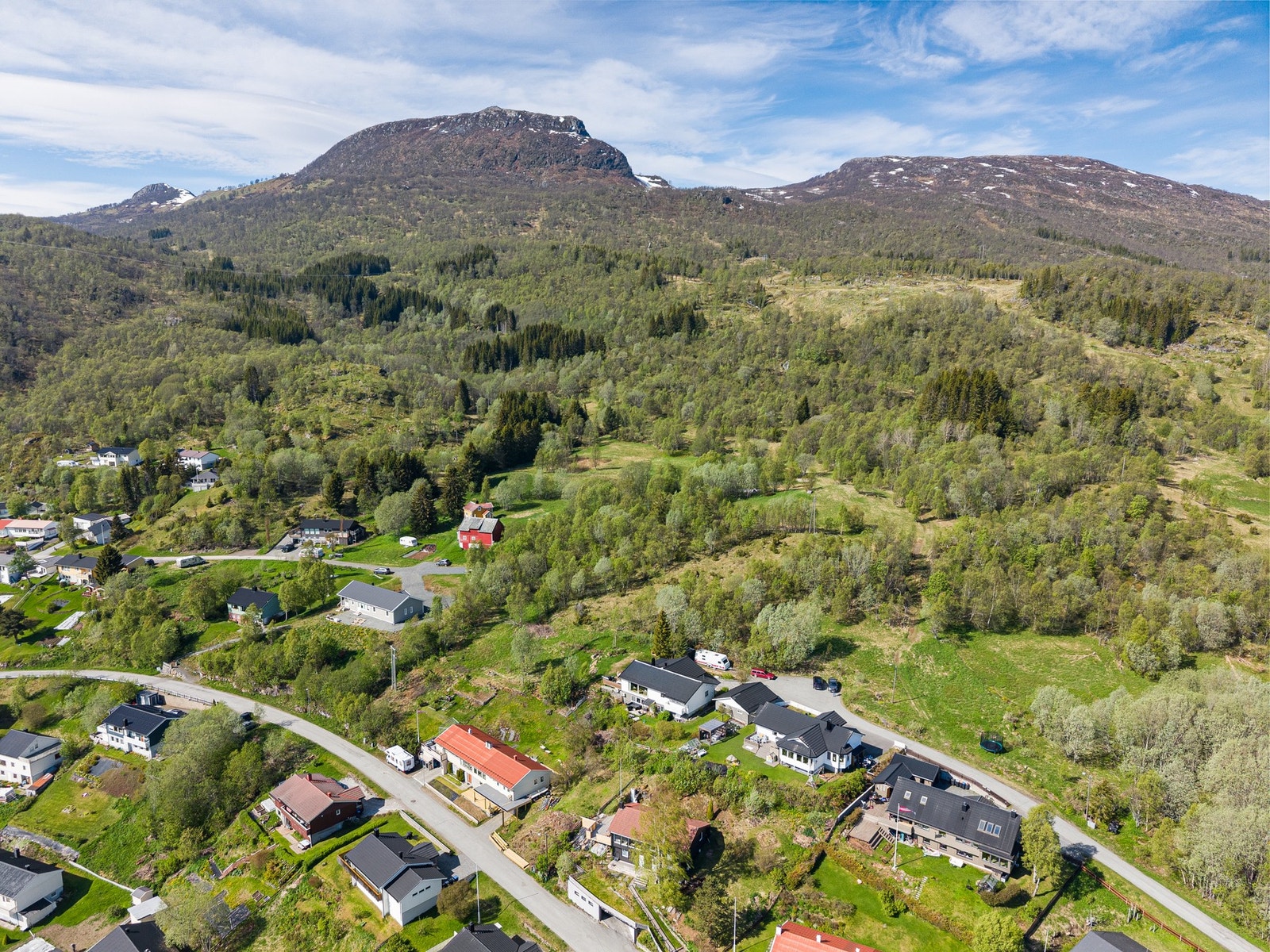 Her kan du starte fjellturen rett fra døra, og kanskje følge stien opp til Hinnstein som du ser i bakgrunnen Galleribilde