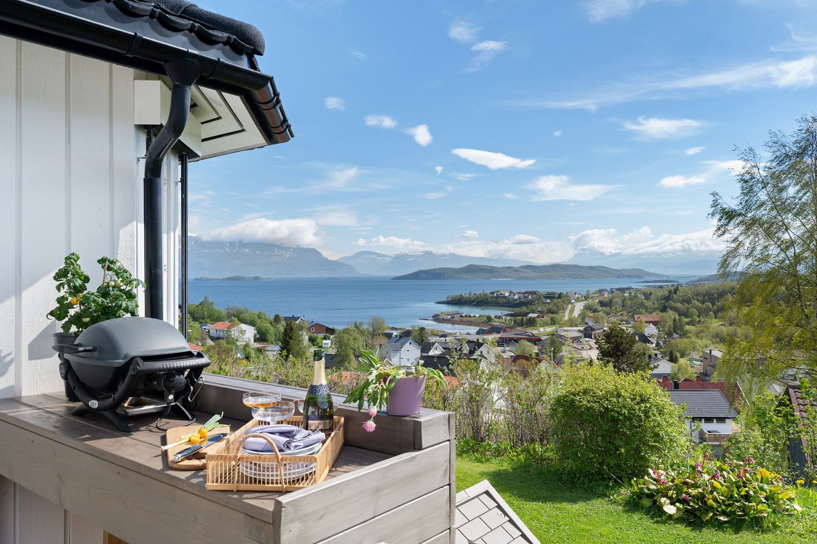 Verandaen brukes godt på sommerhalvåret, både til avslapning og sosialt Galleribilde