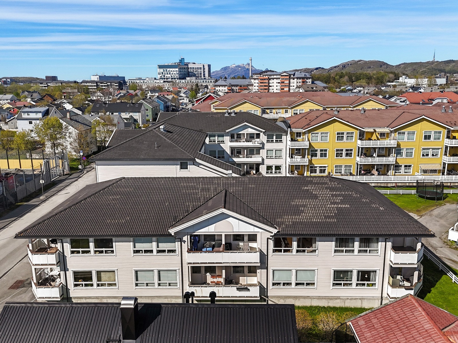 Eiendommen ligger "midt i smørøyet", men samtidig litt tilbaketrukket fra trafikkstøy. Galleribilde