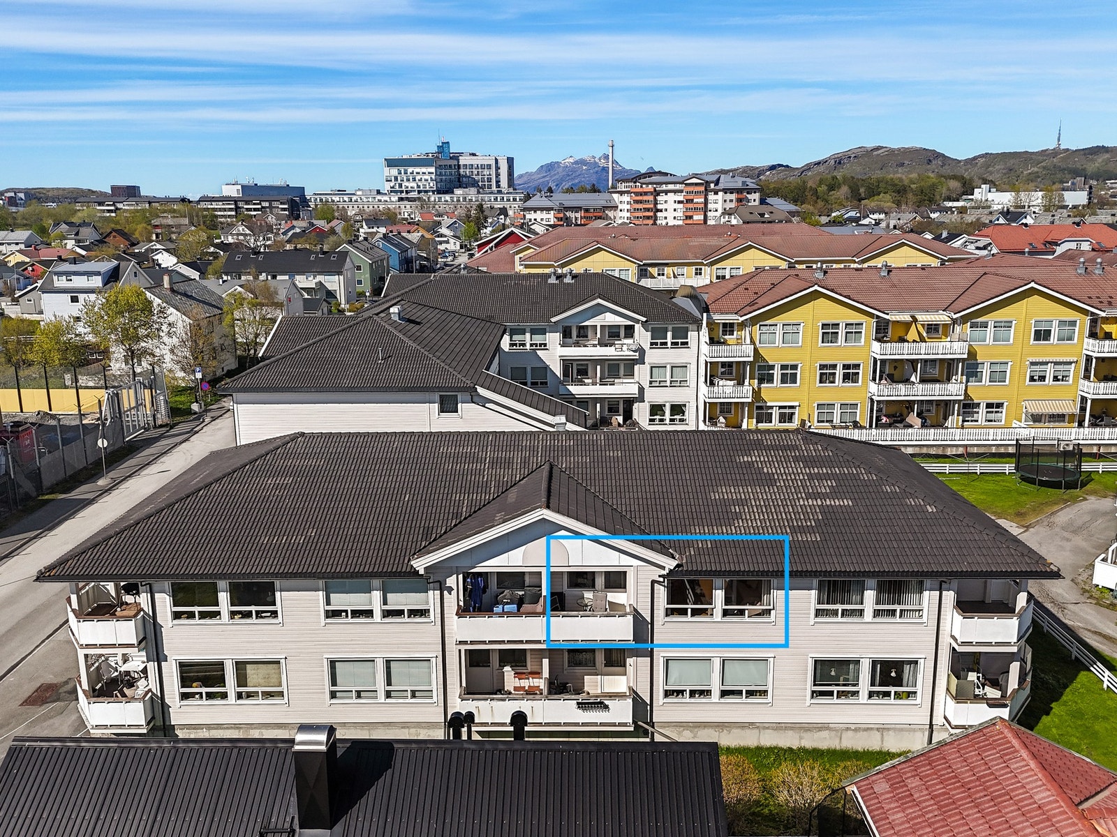 Leiligheten ligger i 2. etasje, med fast parkering i garasje og heis i bygget. Galleribilde