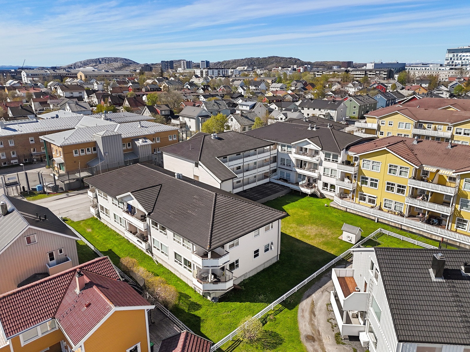 Leiligheten ligger sentralt og attraktivt i en veletablert del av Østbyen - med kort vei til "alt" av daglige nødvendigheter Galleribilde