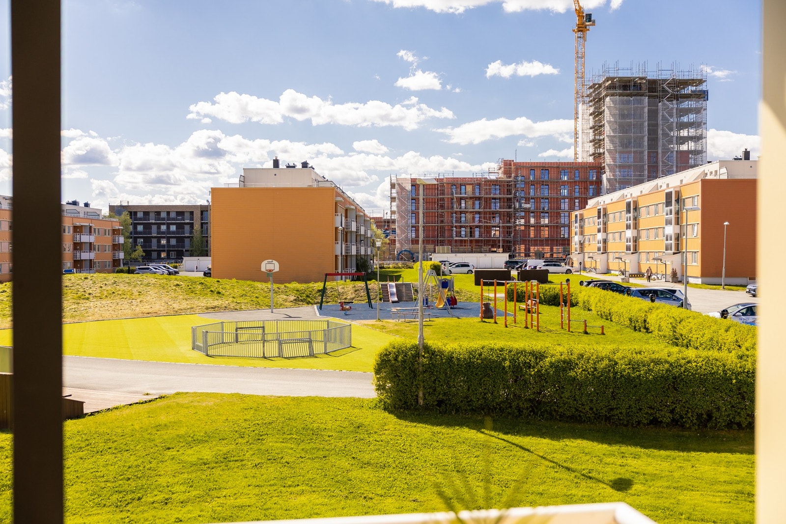 Det er flotte, grønne uteområder med internstier, benker og lekeaparater utenfor. I tillegg har man god avstand til nabobygg. Galleribilde