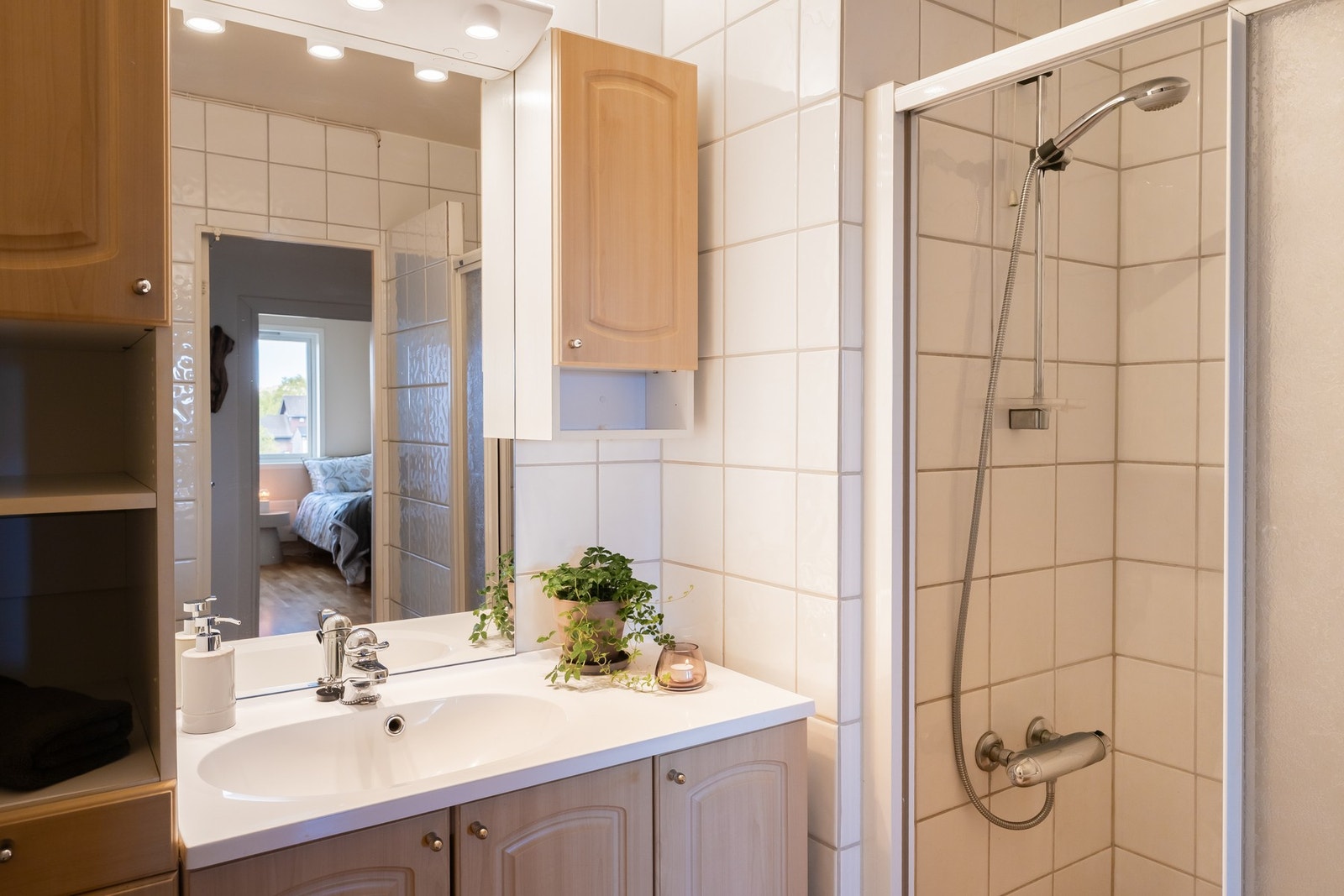 Badet fremstår i god stand og er utstyrt med romslig innredning, dusjhjørne og mekanisk avtrekk. Galleribilde
