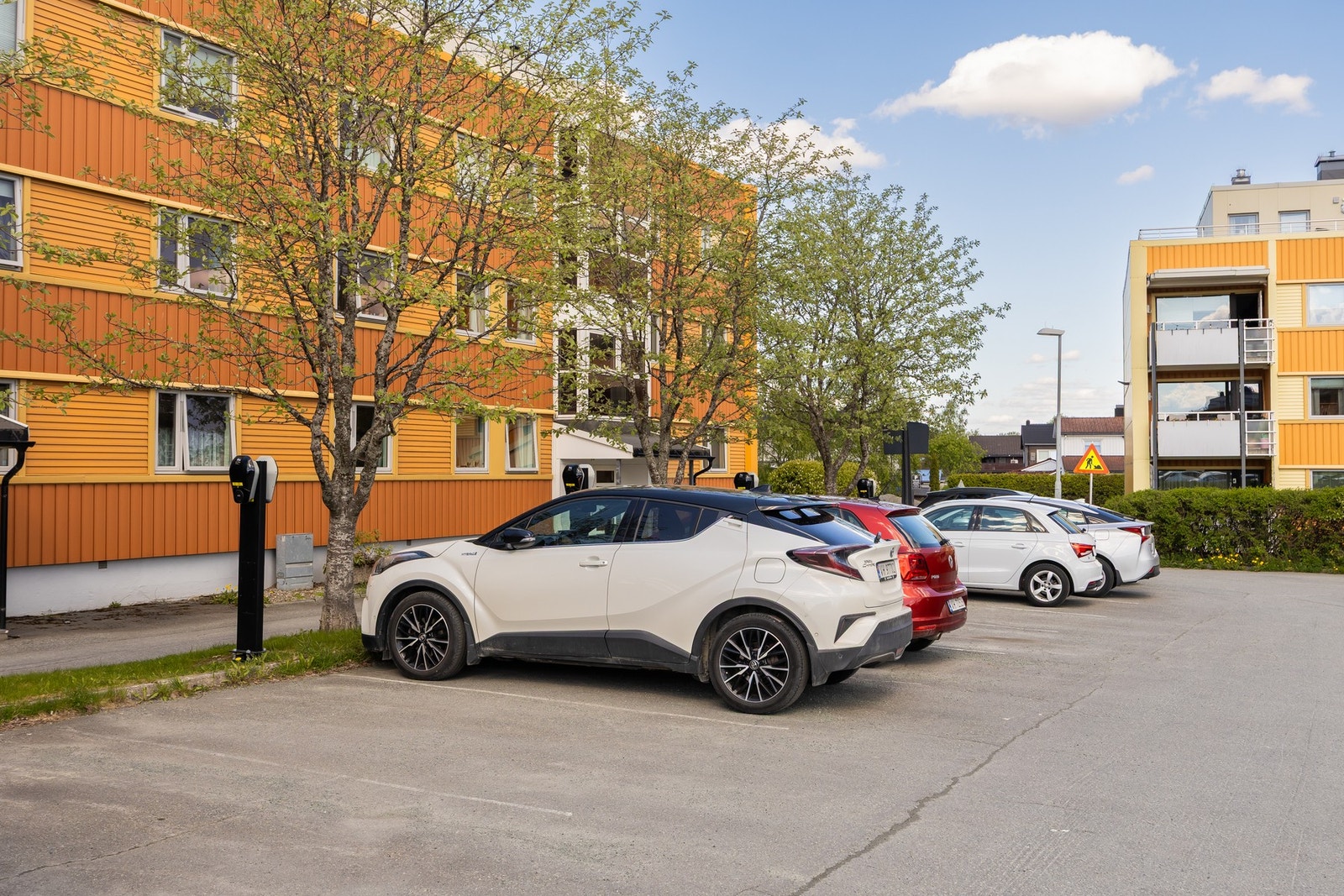 Gode parkeringsmuligheter utenfor hvor det er lagt opp for elbillading. Galleribilde