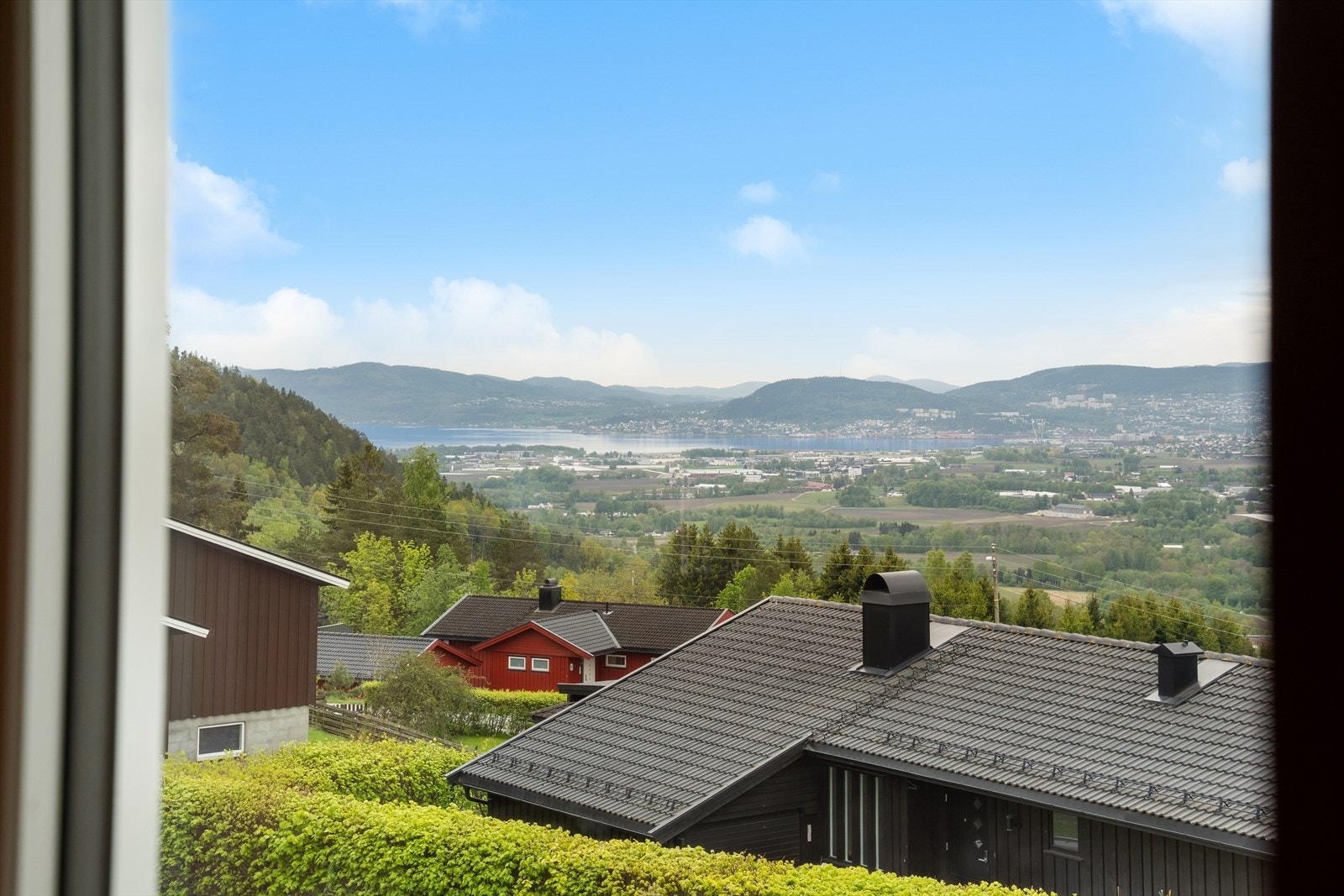 I nærområdet finner du alt du trenger i hverdagen: skoler, barnehager, idrettsanlegg, legesenter og dagligvare ligger kun en kort spasertur unna. Galleribilde