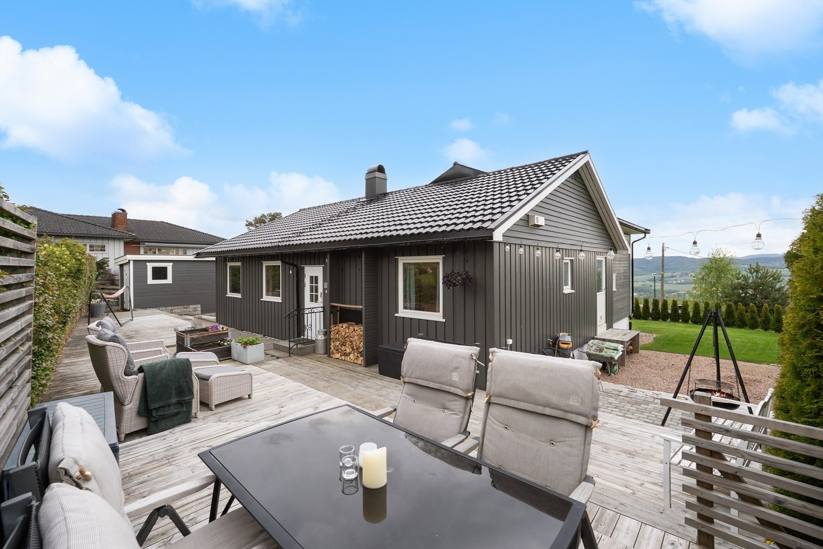 Eiendommen har en flott sydvestvendt plassering som gir rikelig med sol gjennom store deler av dagen, samt en praktfull utsikt over vakre Lierdalen. Galleribilde