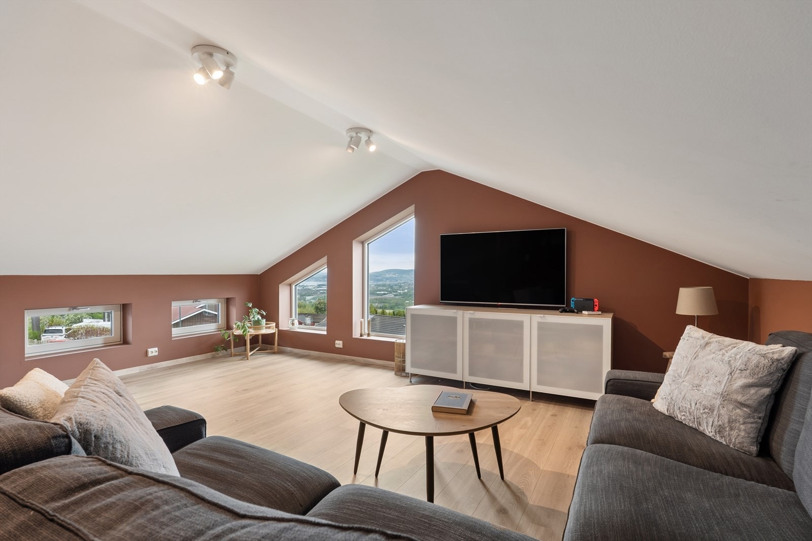 Loftstuen fungerer ypperlig for filmkvelder, vennebesøk og overnattingsgjester. Galleribilde