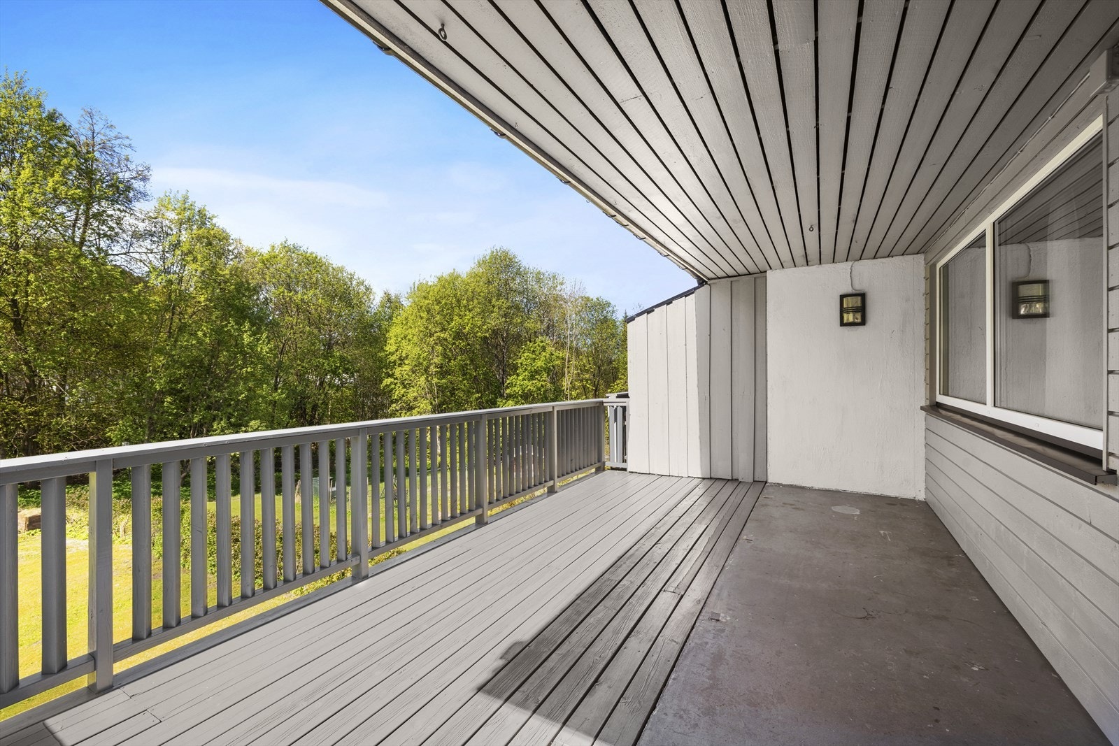 Fra stuen er det utgang til stor, delvis overbygget veranda med god plass til flere sittegrupper Galleribilde