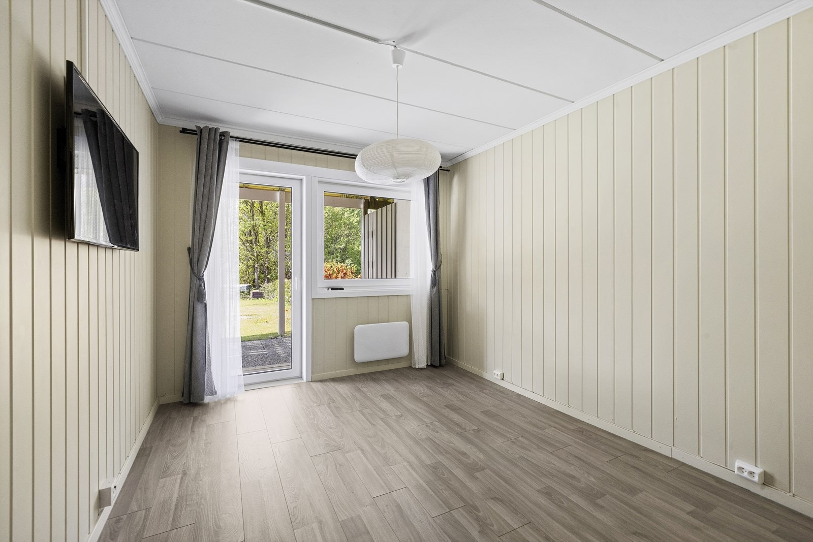 Hovedsoverom har god plass til dobbeltseng og har utgang til overbygd terrasse og hageområdet Galleribilde