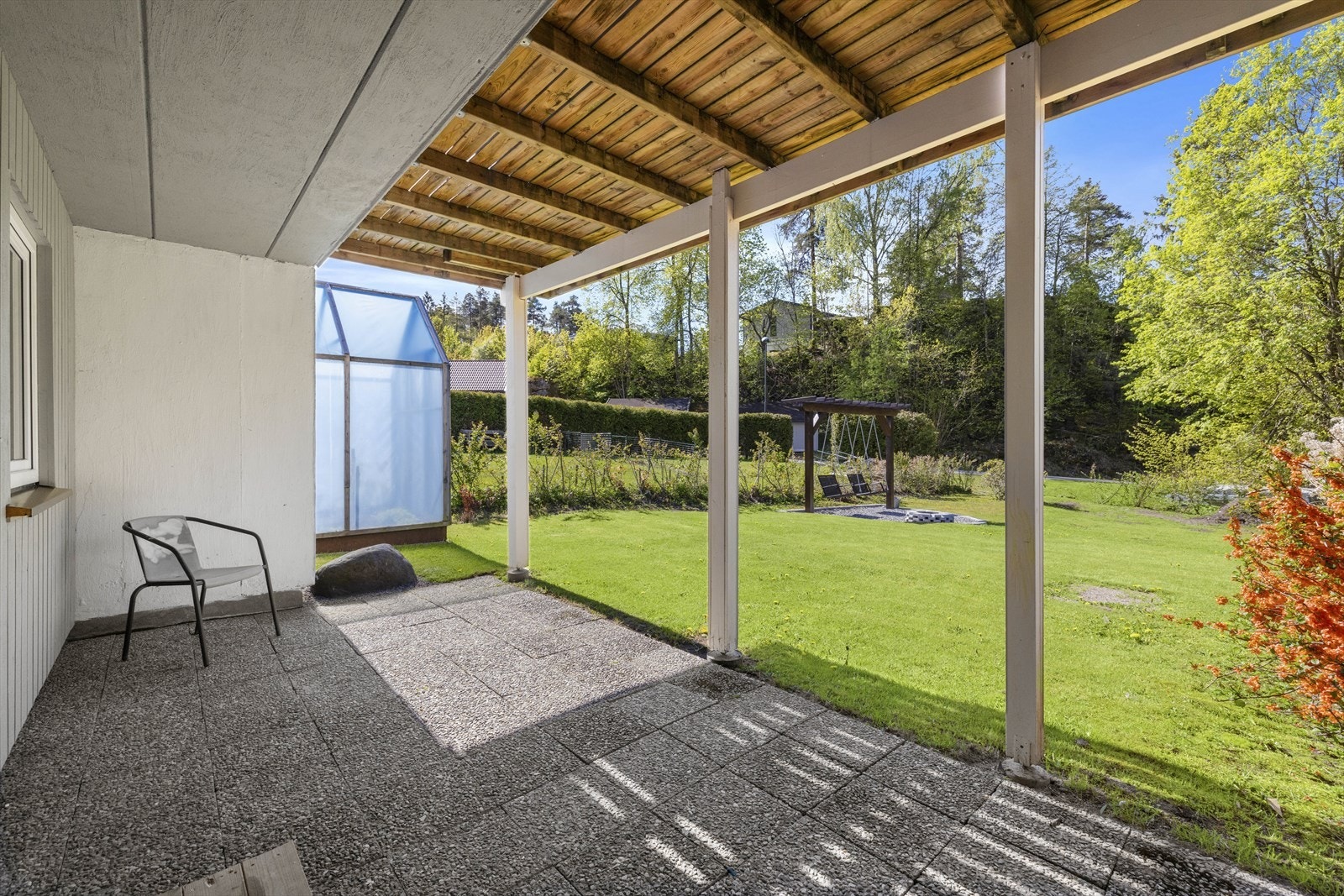 Fra underetasjen er det utgang til lun og skjermet terrasse, med overbygg Galleribilde