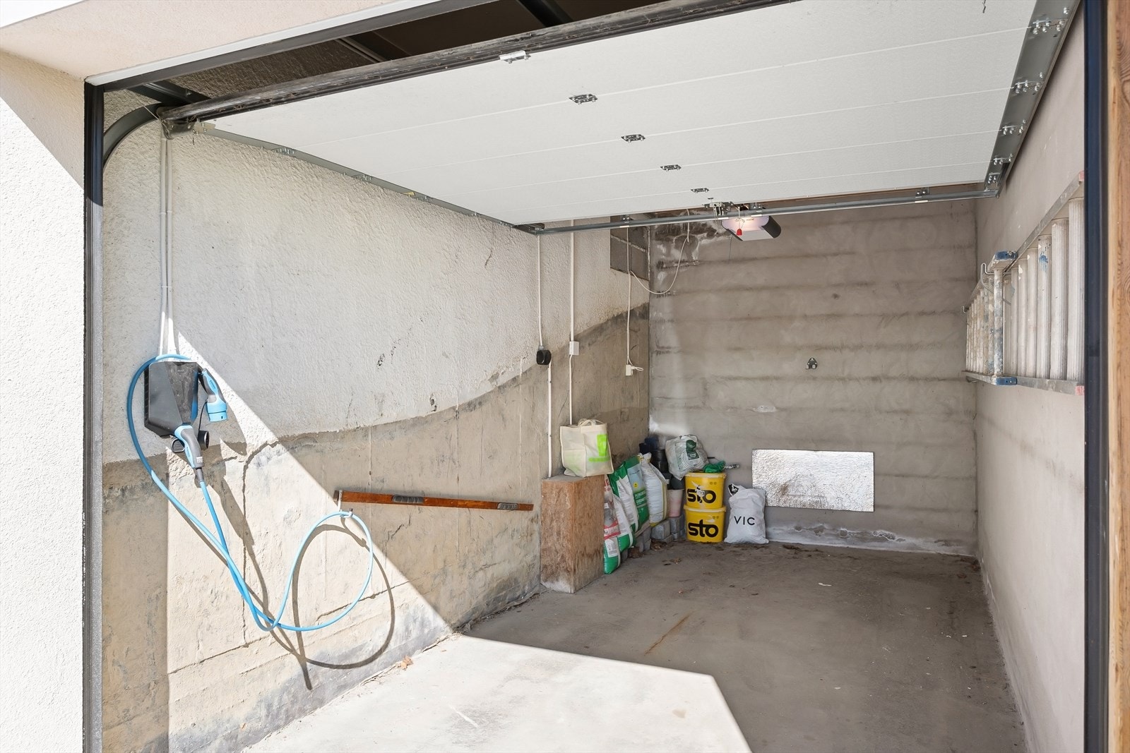 Det er lagt opp for elbillading i garasjen. Det er elektrisk leddport til garasjene. Galleribilde