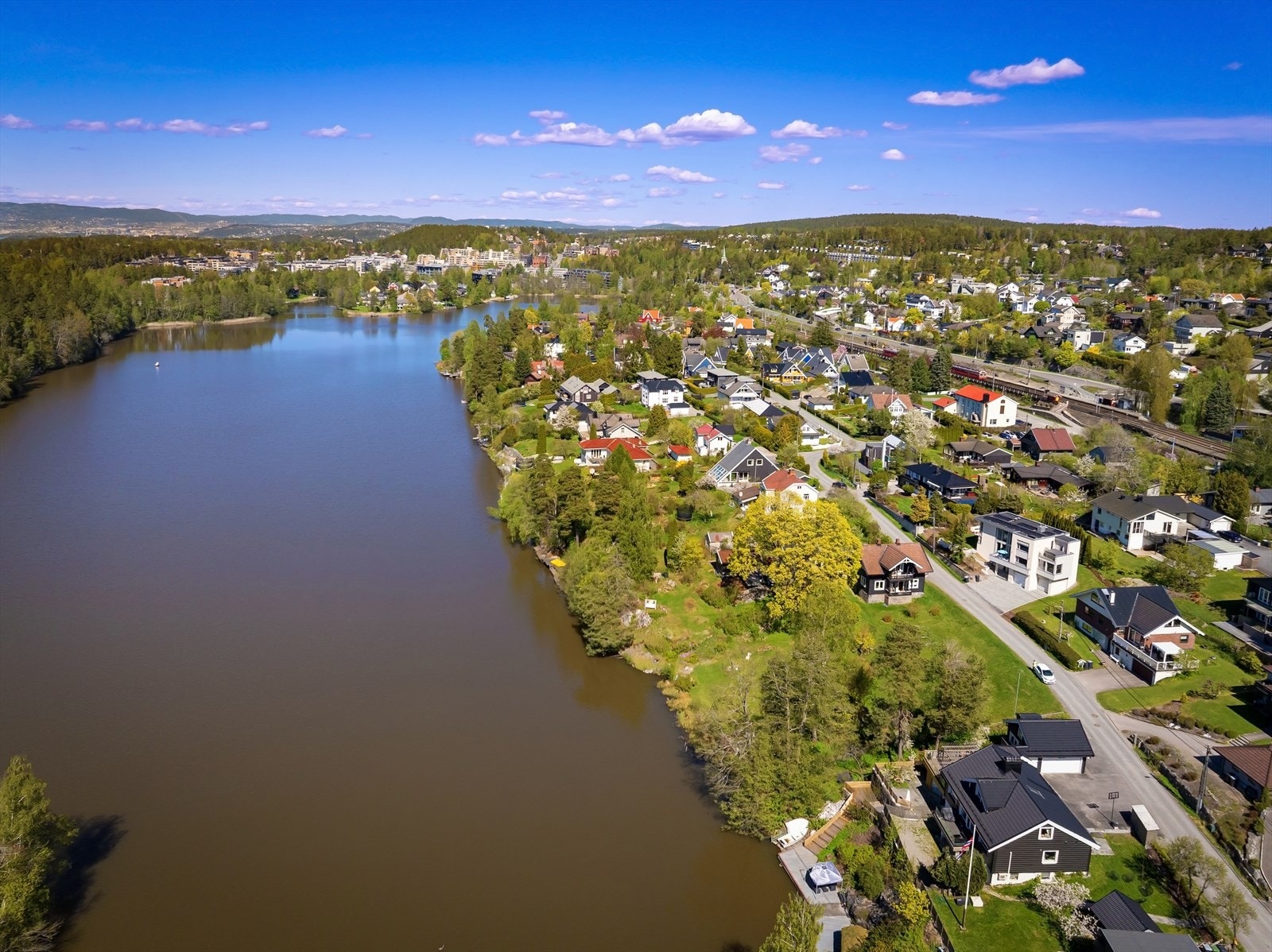 Her bor du stille og tilbaketrukket på Solbråtan / Kolbotn med kun ca. 1,5 km til Kolbotn sentrum. Galleribilde