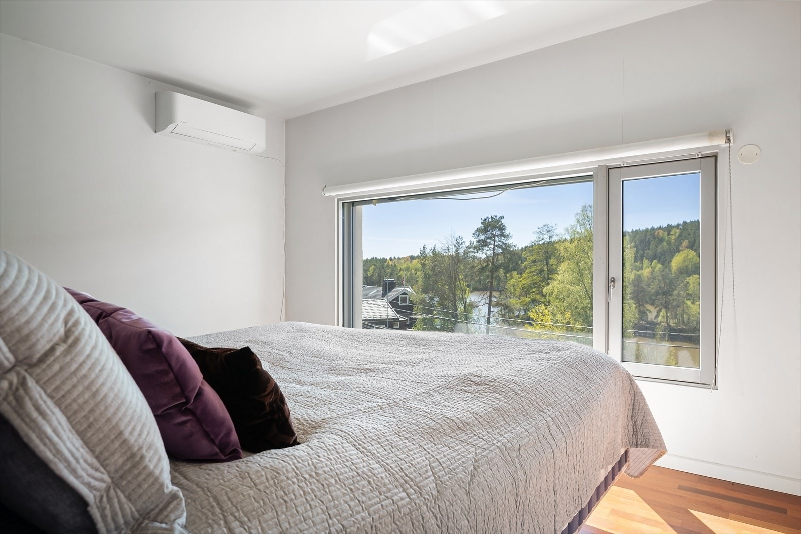 Romslig hovedsoverom med flott utsikt mot vannet. Galleribilde