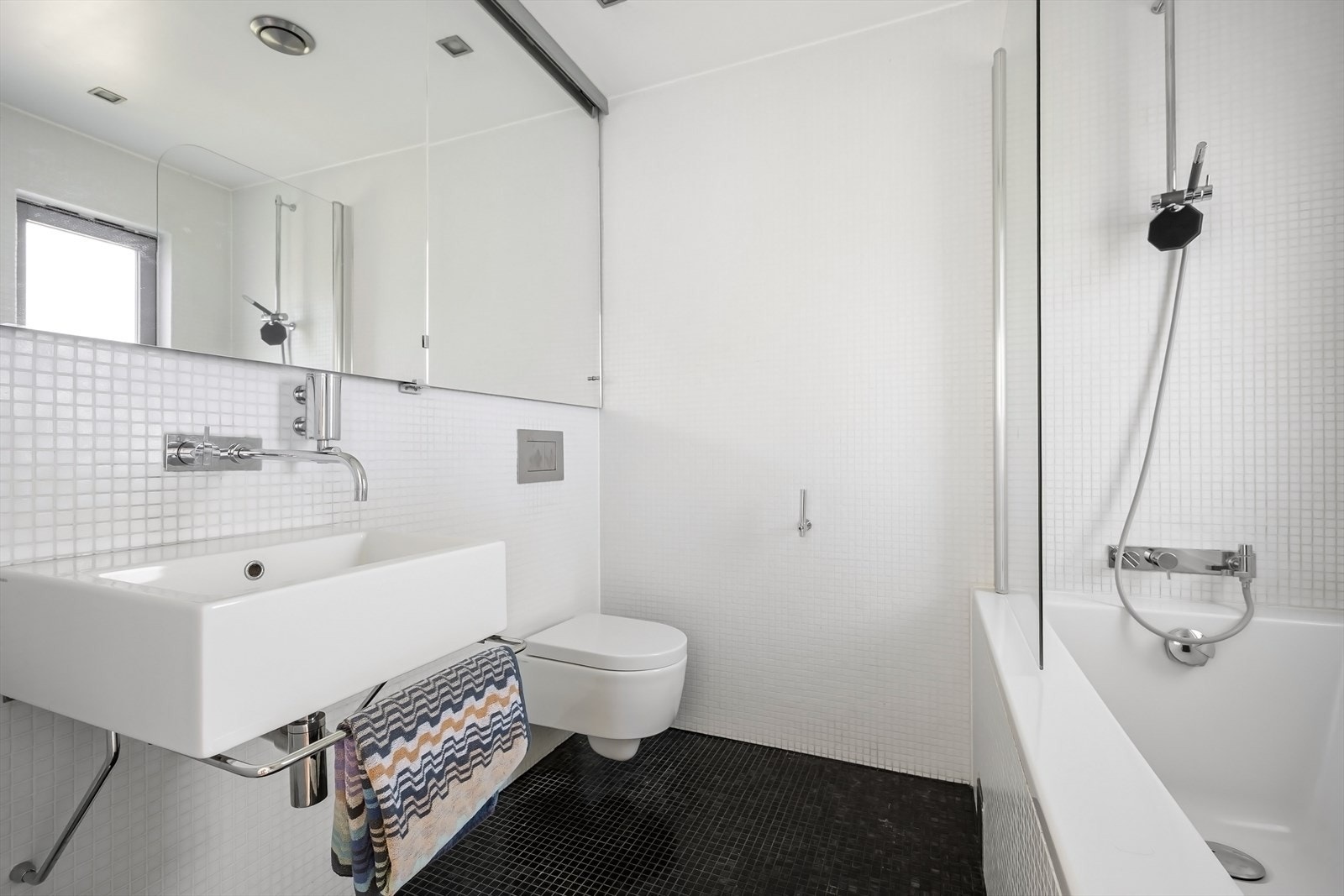 Pent flislagt baderom 2 med badekar. Galleribilde