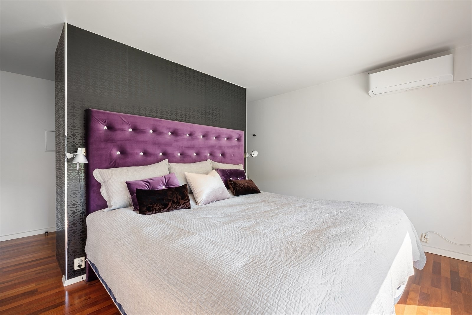 Hovedsoverommet er innredet som en egen suite med garderobe, eget bad med badstue og utgang til terrasse med jacuzzi. Galleribilde