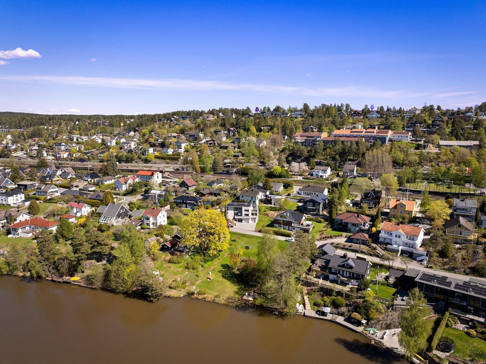 Eienedommen har en etterspurt beliggenhet i veletablert og barnevennlig boligområde med nærhet til skoler, barnehager, offentlig kommunikasjon og gode servicetilbud. Galleribilde