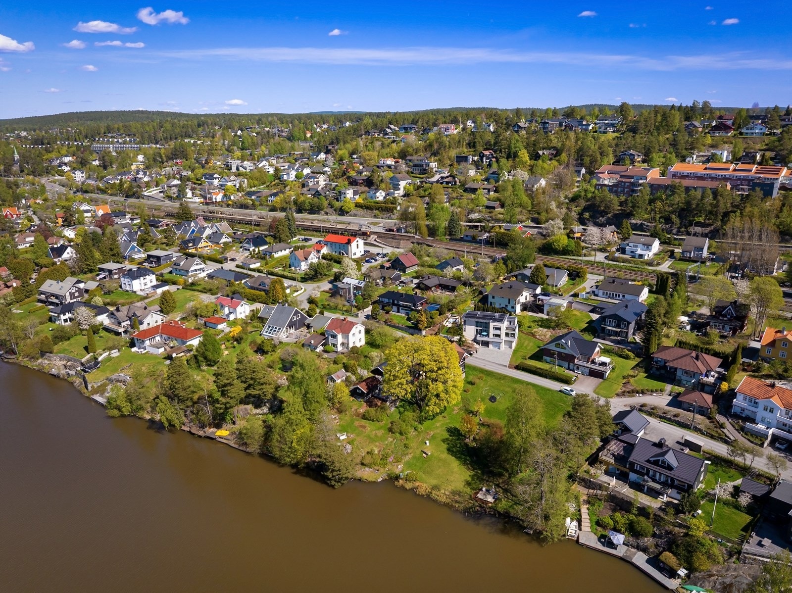 Kort vei til Kolbotn sentrum med alt av servicetilbud, butikker og Kolbotn Torg med ca. 60 ulike forretninger, kaféer, matbutikk og restauranter (blant annet ærverdige Tårnhuset Bistro). I Kolben kulturhus finnes kino, bibliotek, kulturskole for barn og k Galleribilde