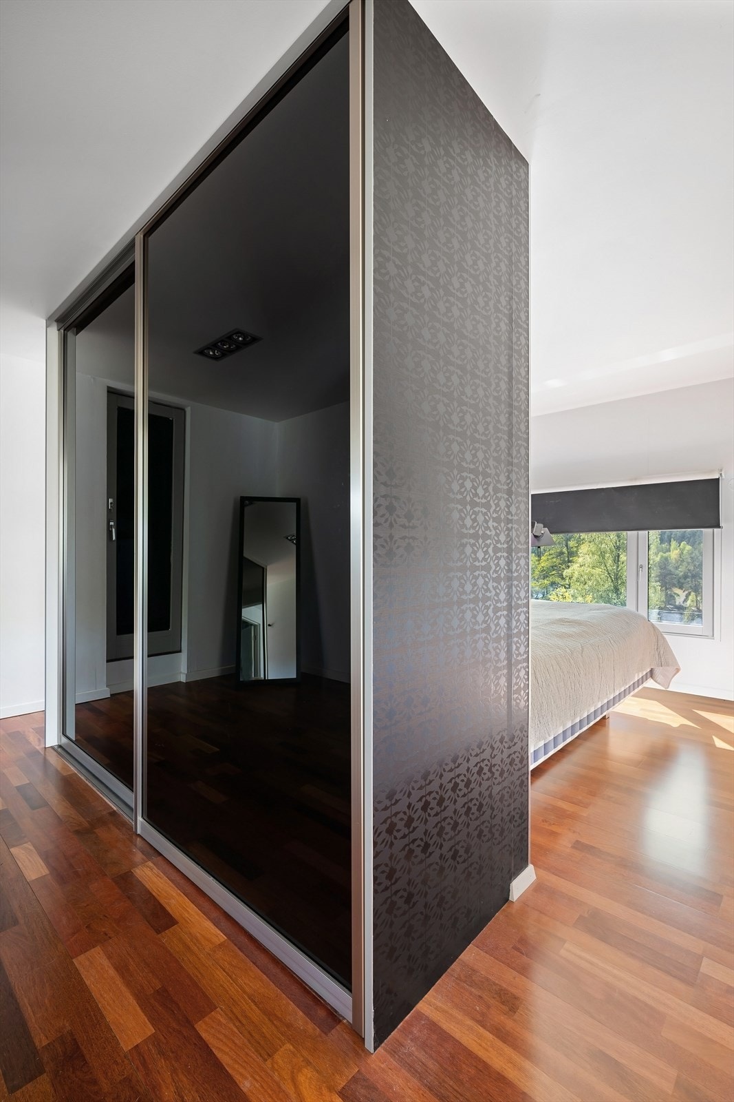 Rikelig med oppbevaringsplass i garderobe på hovedsoverommet. Galleribilde