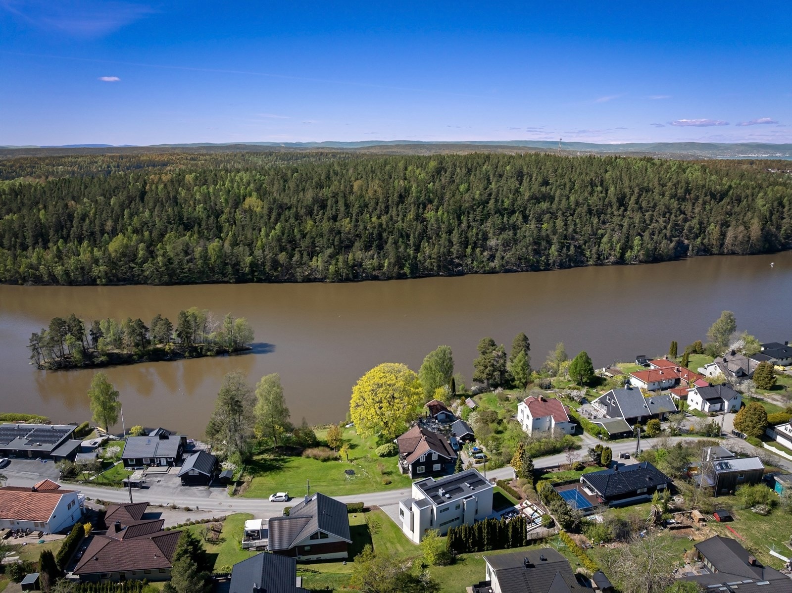 Kolbotntjernet byr på vakker idyll med tursti, sittebenker og bryggekant. Galleribilde