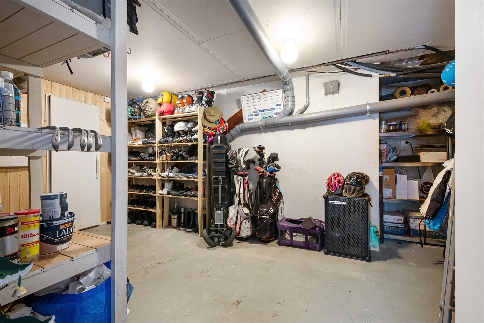 Stor bod med rikelig av lagringsplass og praktisk kjølerom. Galleribilde
